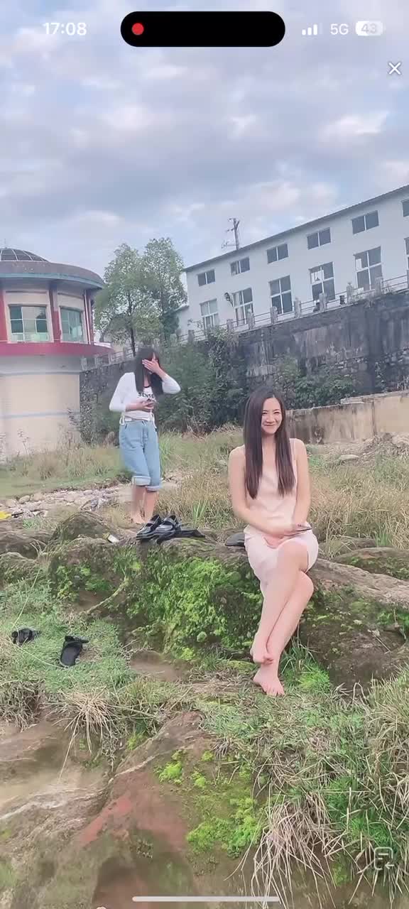 抖音直播美女模特拍摄写真摄影师故意走光 (27).MP4